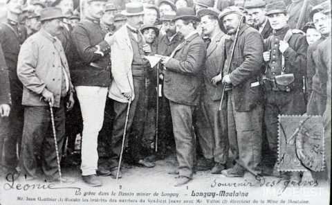 M. Jean Gauthier (à droite) discutant les intérêts des ouvriers du Syndicat jaune avec M. Vallot directeur de la mine de Moulaine (1905)